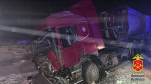 Четыре человека погибли в аварии с грузовиком в Кузбассе