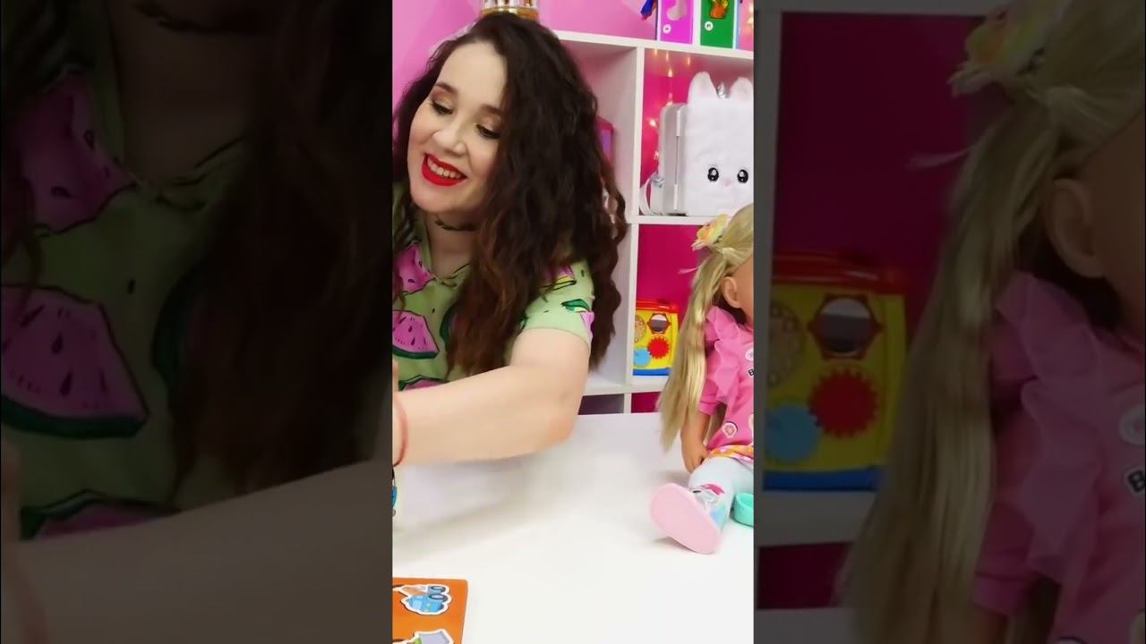 Кто застрял в свитере? Мама Валя спешит на помощь! ✨ #игрушкидлямалышей #видеодлямалышей #длядетей смотреть онлайн