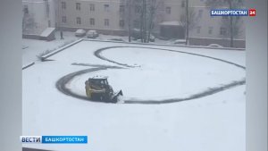 В Уфимском университете тракторист семь лет создает на снегу сердечки для студентов