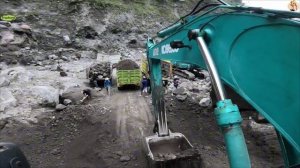 Строительство, экскаватор копает песок