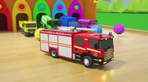 Машинки проходят полосу с препядствиями школьный автобус и бетономешалка побеждают в гонке