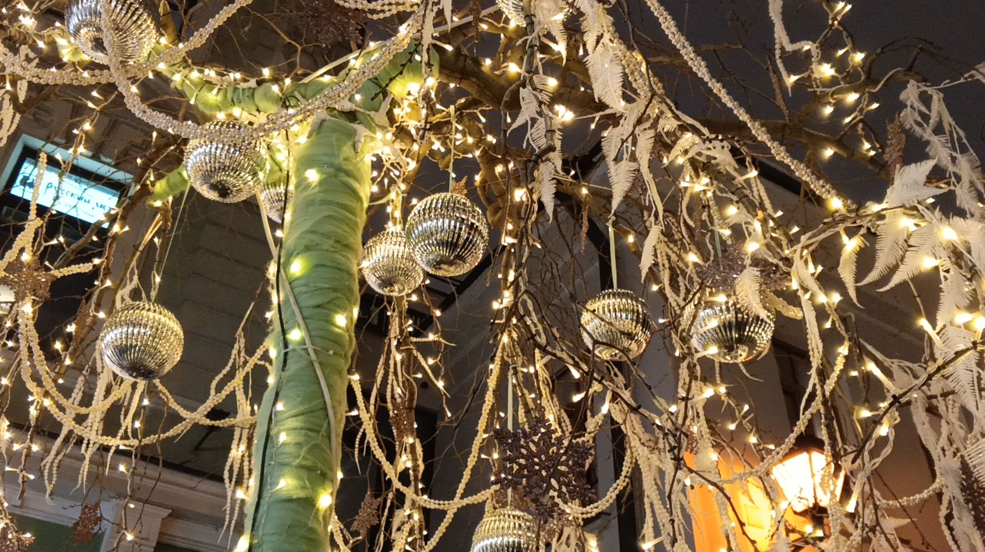 Прогулки по Москве. Новогодний Столешников переулок смотреть онлайн