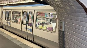 В метро Парижа неизвестный ранил ножом трех женщин