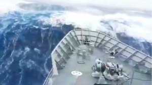 Круизный лайнер попал в 12 mb  сильный шторм!