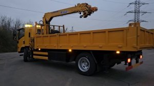 ИСУЗУ грузовой бортовой самосвал ISUZU с КМУ XCMG SQS-100-4 в движении