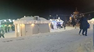 Приглашаю вас на Самарскую площадь. Здесь всегда очень красиво выглядит ЁЛКА. Мои Поздравления. Вам.