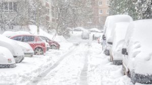 Машины тонут в сугробах, авиарейсы отменены: дорожный коллапс на Камчатке