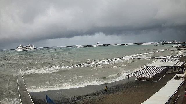 Море штормит. Смельчак с металлоискателем ходит по берегу