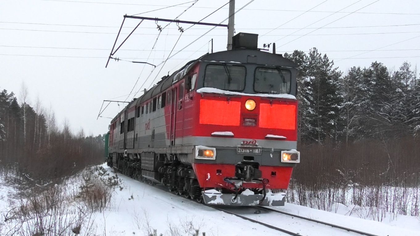 2ТЭ116К-1107 с одним полувагоном и приветливой бригадой