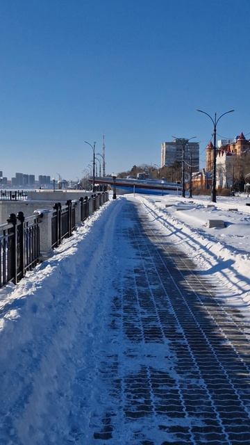 Вид на г. Хэйхэ с набережной г. Благовещенск 27.12.2025 смотреть онлайн