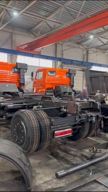 Готовим два компактных самосвала КАМАЗ, с колесной формулой 4х2... смотреть онлайн