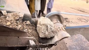 Строительство, дробление щебёнки