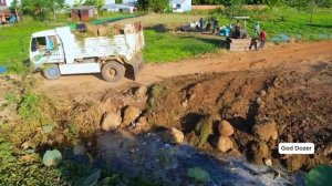 Самосвал сбрасывает гигантские камни в канал | Бульдозер укрепляет водную насыпь