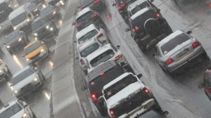 Лихач на BMW прокатил пассажиров в прицепе с гирляндами в Уфе