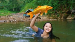 Кемпинг рядом с кристально чистой водой, готовим пищу.