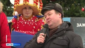 Новогоднюю елку с фотозоной и ледовыми скульптурами открыли на площади у памятника Александру III