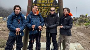Группа Клуба 7 Вершин «Super family» поднимается в Лагерь Барафу на склонах горы Килиманджаро
