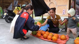 Дуонг. Мама поневоле. Собираю момордику для продажи. Готовлю ужин. 22 серия