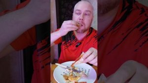 Мукбанг. Салат из крабовых.  Жареные яйца с луком, помидорами и салом. Еда на камеру.