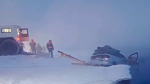 Три человека погибли и четверо пострадали при падении машины в реку в Якутии