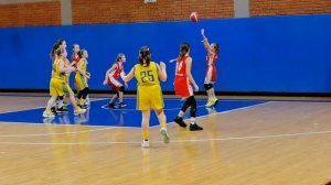 Последние минуты игры команд  девочек 2015 года Тимирязевская и Олимп. Турнир "Новогодние шишки"