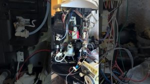 Кофемашина Delonghi Magnifica застрял заварочный блок внизу а?