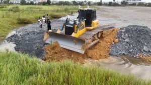 Превращая Озеро в Твердую Землю, Бульдозер Превращает Камень и Почву в Воду