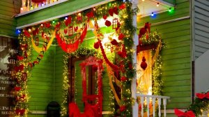 Ёлочка наряжена и вся в снегу.