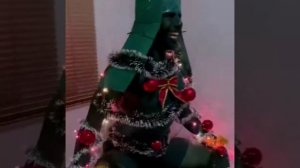 аааа Ёлка прошлогодняя ожыла и пошла мстить своему хозяину