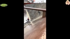 Строительство, разгрузка баржи