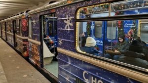 Новогодний поезд метро Москвы 2026 номерной вагон снаружи