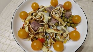 Салат из селедки с яичным блином.