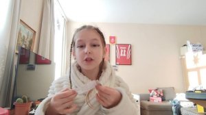 открываю новогодний Киндер сюрприз ( извините пожалуйста мама в конце в кадр попала )