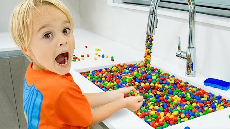 Ребенок играет с волшебным краном!!