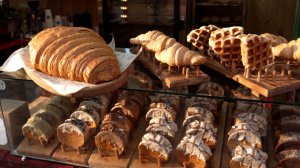 Национальная выпечка, рукодельные подарки и декор: ярмарки Еревана не перестают удивлять посетителей