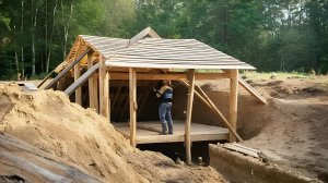 Построил подземную бревенчатую хижину в лесу. Бушкрафт