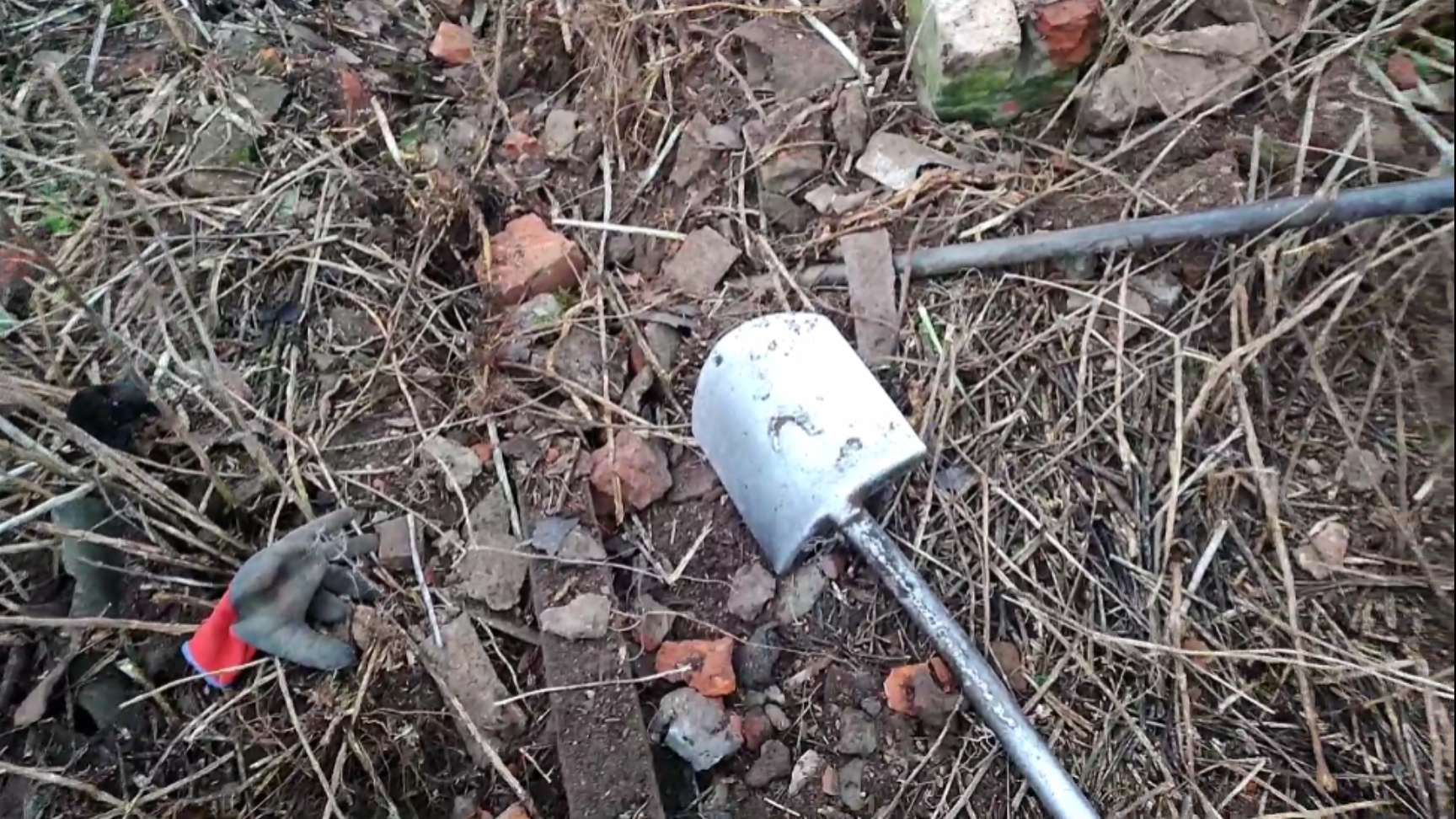 Под фундаментом дома нашли много больших литых находок!!! смотреть онлайн