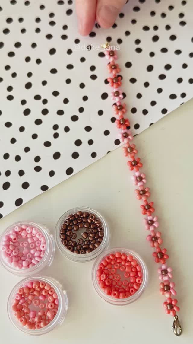 Браслет из бисера с цветочками за 5 минут ✨ смотреть онлайн