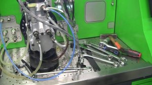 Komatsu. Проверка производительности насоса подкачки ТНВД на стенде.