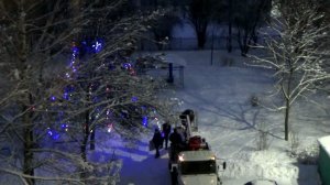 Установка новогодних украшений во дворе дома №4 в Ефимьево. Город Вязники 26.12.2025