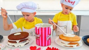 Дети готовят с мамой очень вкусную еду