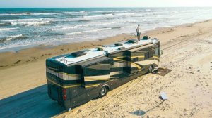 Живу на пляже в автодоме.