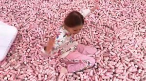 Настя учит свою подругу этикету  видео для детей