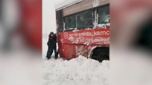 На Камчатке устраняют последствия мощного снежного циклона.