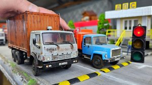 Грузовики проезжают лежачий полицейский. Про машинки