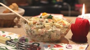 Врач предупредила об опасности новогодних салатов с майонезом