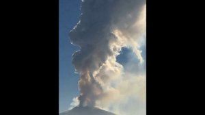 Вулкан Этна на Сицилии выбросил лаву на высоту 400 метров