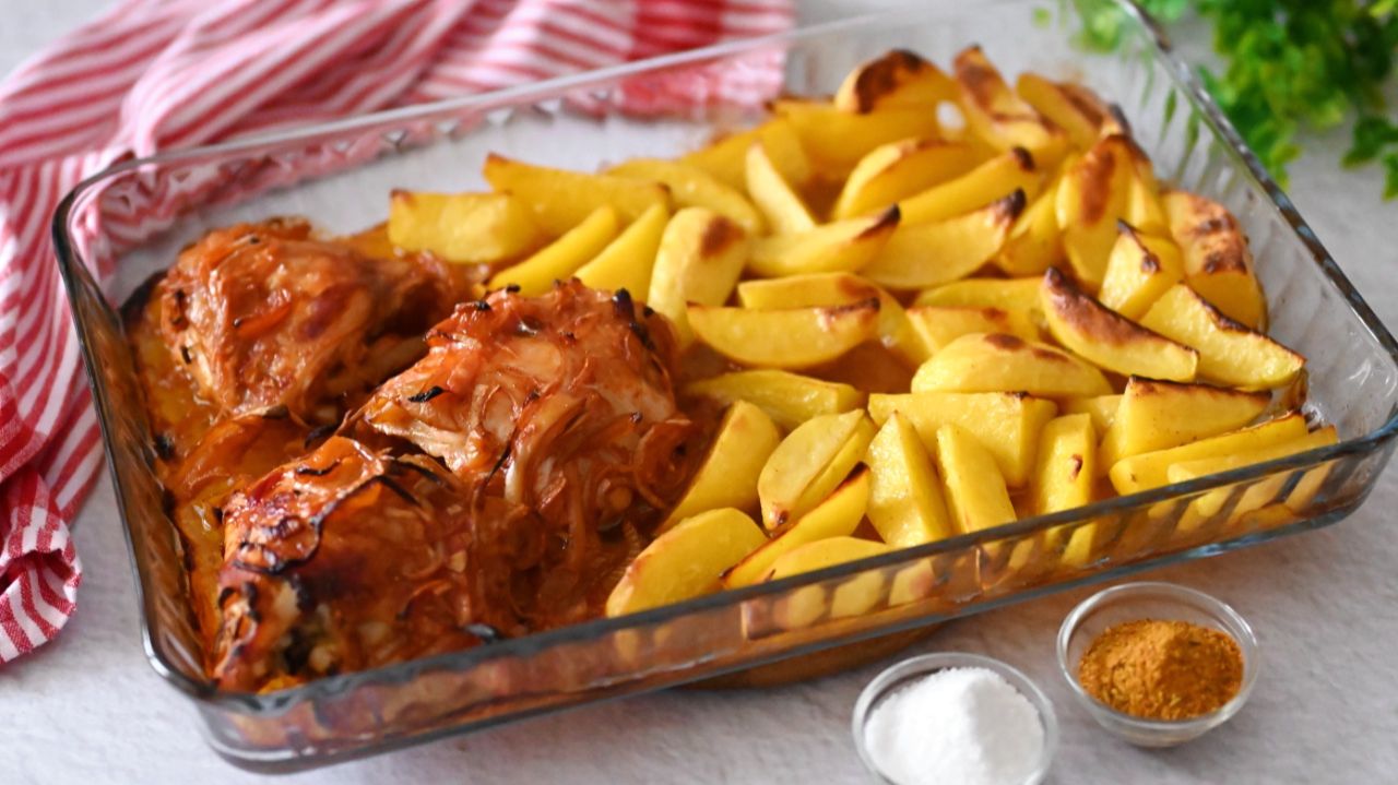 Курица + картошка + лечо = обед мечты на одном противне! 🍗🥔 смотреть онлайн