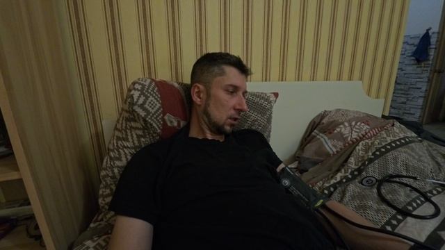 Буст приболел🌡️ Лежу с тонометром на руке 🤒 Метеозависимый я человек 🔴 Давление и головная боль смотреть онлайн