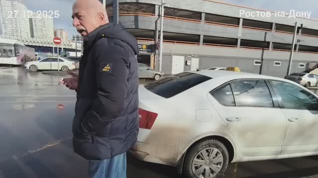 🔥НАГЛЫЙ БОМБИЛА ВРЁТ И ДАЛ ДЁРУ У Ж/Д ВОКЗАЛА🔥 смотреть онлайн